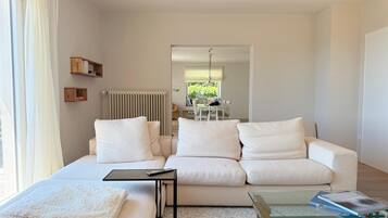 Fernseher, DVD-Player, Tischtennisplatte, Stereoanlage