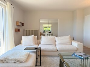 Télévision, lecteur de DVD, table de tennis de table, chaîne hi-fi