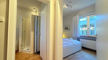 4 habitaciones, tabla de planchar con plancha, internet y ropa de cama