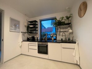 Kylskåp, ugn, spishäll och diskmaskin