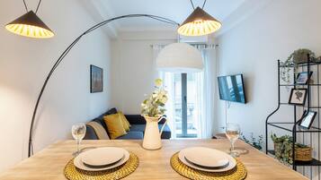 Appartamento, 2 camere da letto, cucina, vista città | Pasti in camera