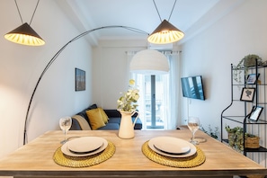 Appartement, 2 chambres, cuisine, vue ville | Restauration dans la chambre