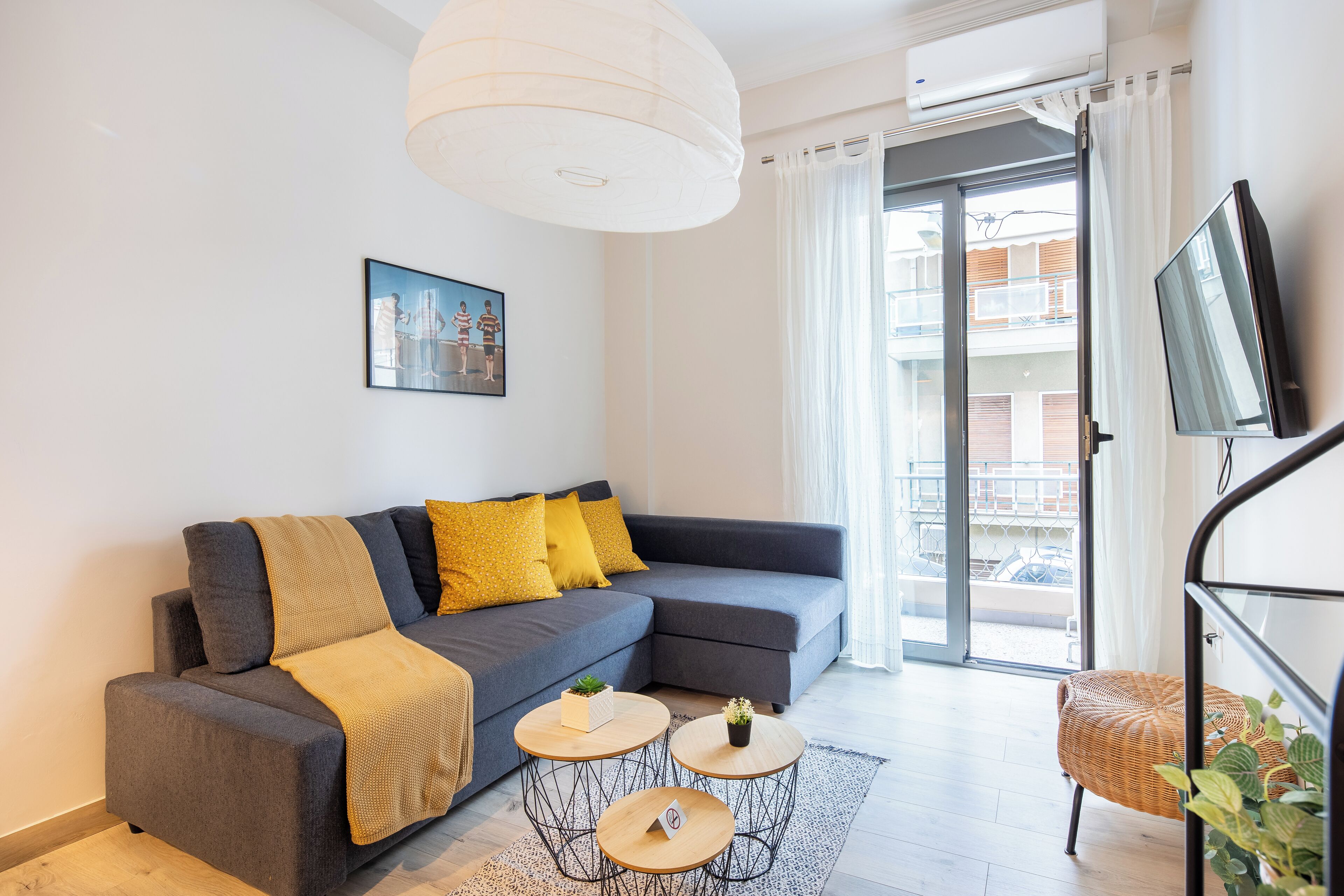 Apartamento, 2 habitaciones, cocina, vistas a la ciudad | Sala de estar | Smart TV de 43 pulgadas con canales digitales, servicios de streaming