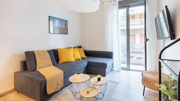 Apartamento, 2 habitaciones, cocina, vistas a la ciudad | Sala de estar | Smart TV de 43 pulgadas con canales digitales, servicios de streaming