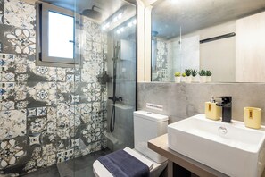 Appartement, 2 chambres, cuisine, vue ville | Salle de bain | Douche, articles de toilette gratuits, sĂšche-cheveux
