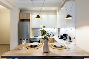 Appartement, 2 chambres, cuisine, vue ville | Restauration dans la chambre