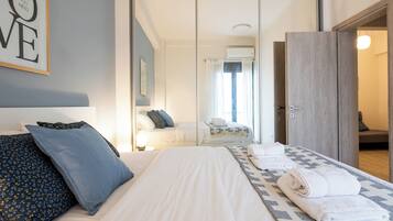 Appartamento, 2 camere da letto, cucina, vista città | Tende oscuranti, ferro/asse da stiro, Wi-Fi gratuito