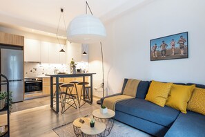 Appartement, 2 chambres, cuisine, vue ville | Salle de séjour | TV connectée de 43 pouces avec chaînes numériques, services de streaming