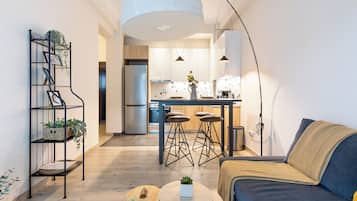 Appartamento, 2 camere da letto, cucina, vista città | Soggiorno | Smart TV 43 pollici con canali digitali, servizi in streaming