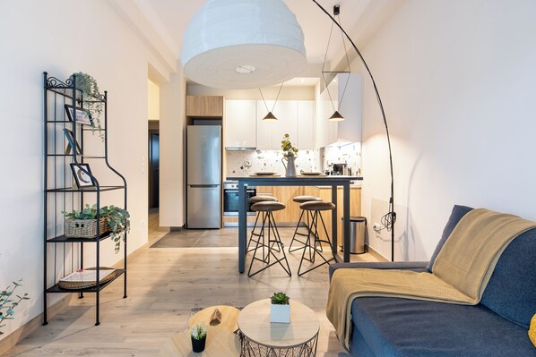 Apartment, 2 Bedrooms, Kitchen, City View | Ruang tamu | 43 inci sebuah televisyen pintar dengan digital 