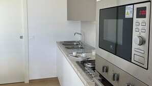 Eine moderne Küche mit Einbauofen, Mikrowelle und Edelstahlgeräten.