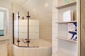 Dusche, Haartrockner, Handtücher