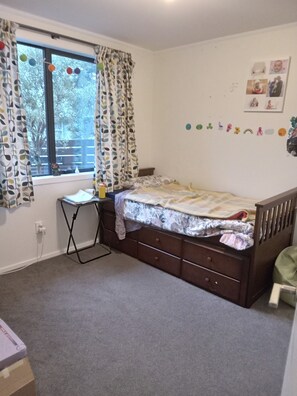 4 bedrooms, iron/ironing board, WiFi, bed sheets
