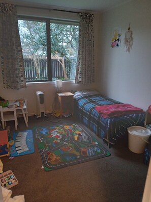 4 bedrooms, iron/ironing board, WiFi, bed sheets