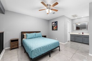 デスク、アイロン / アイロン台、旅行用ベビーベッド、WiFi (無料)