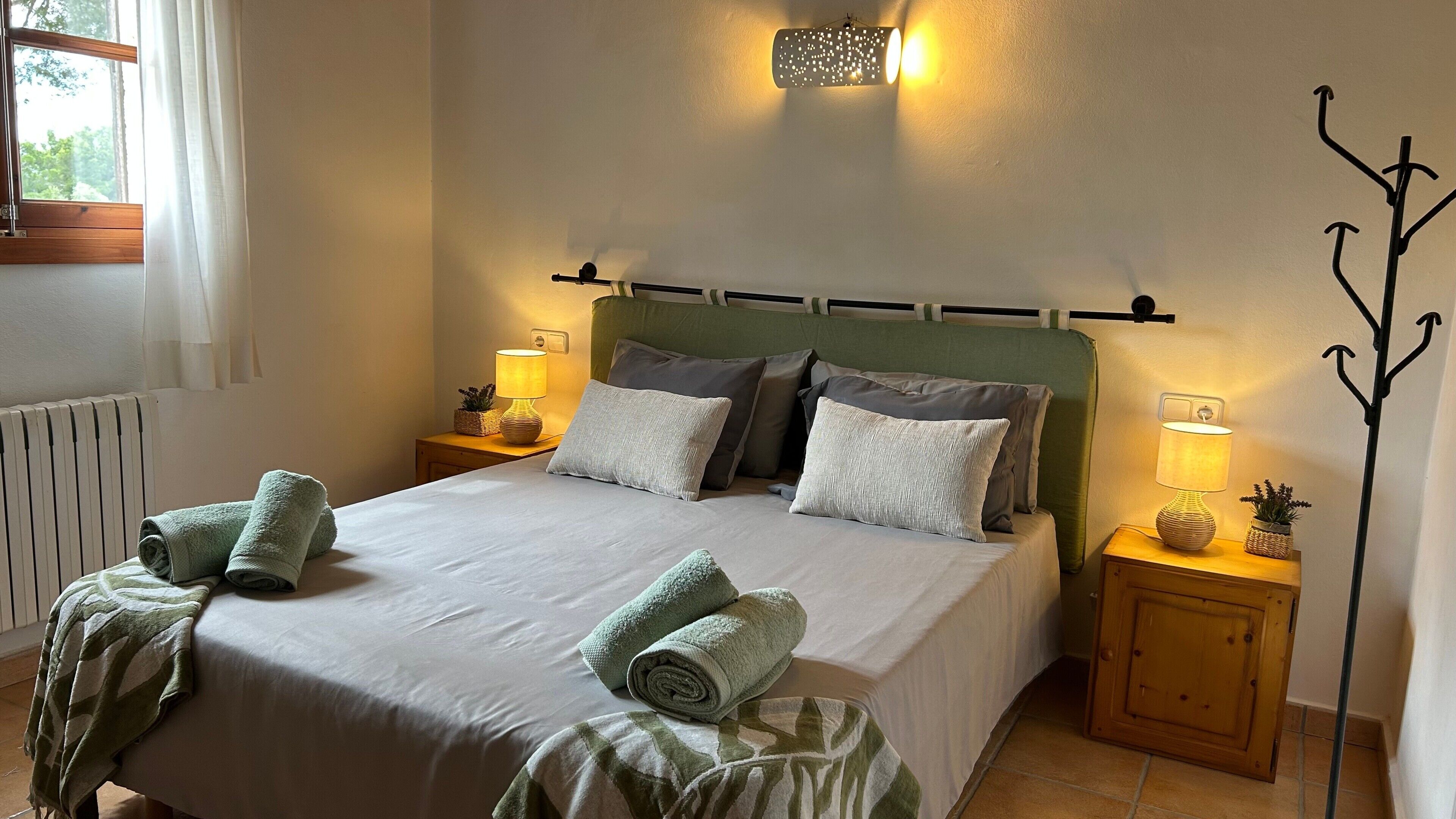 2 habitaciones, tabla de planchar con plancha, wifi y ropa de cama 