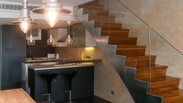 Een koelkast, een microgolfoven, een oven, een vaatwasser