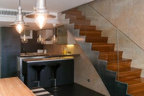 Een koelkast, een microgolfoven, een oven, een vaatwasser