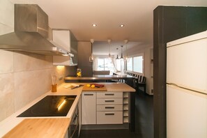 Een koelkast, een microgolfoven, een oven, een vaatwasser