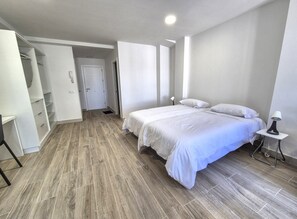 1 quarto, ferros/tábuas de passar roupa