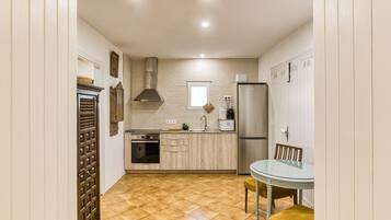 Kjøleskap, mikrobølgeovn, ovn og kokeplater