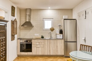 Fridge, microwave, oven, stovetop - Apartment 'Bosque' with Mountain View, Wi-Fi and Air Conditioning (Girona)