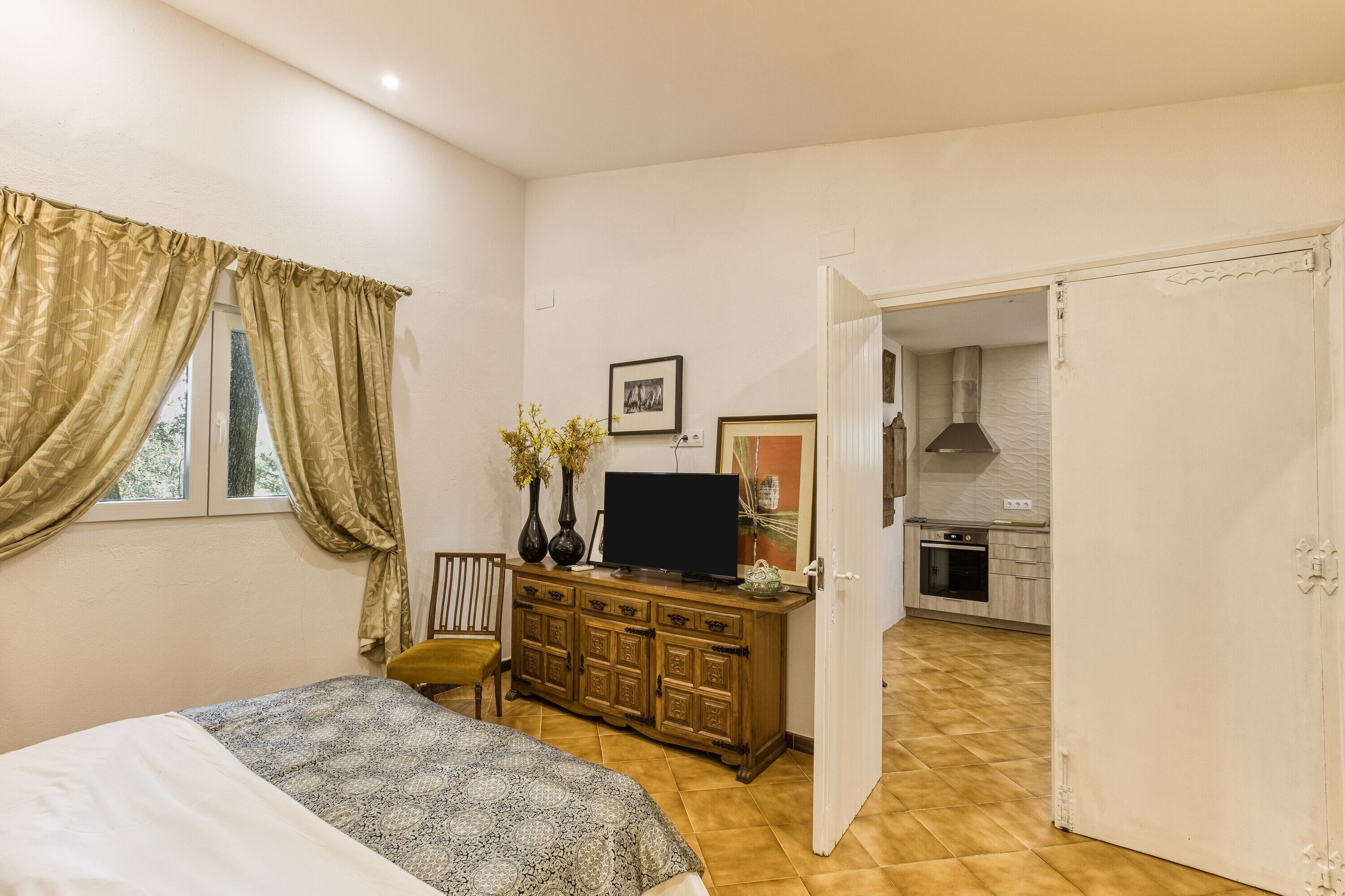 Iron/ironing board, WiFi, bed sheets, wheelchair access