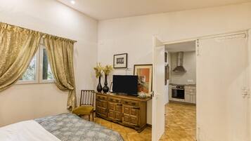 Iron/ironing board, WiFi, bed sheets, wheelchair access