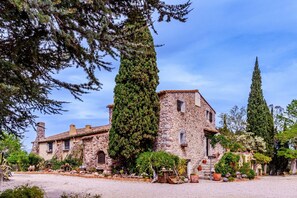 Exterior - Bosque Apartment with Mountain Views, Wi-Fi, and Air Conditioning (Girona)