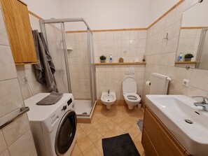 Shower, bidet, towels