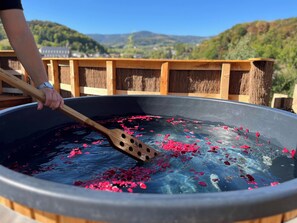 Outdoor spa tub - Tiny House in Alsace with Hot Tub and mountain views (Orbey)