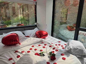 1 habitación, tabla de planchar con plancha y ropa de cama 