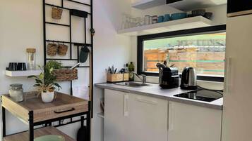 Køleskab, mikrobølgeovn, kogeplade, opvaskemaskine