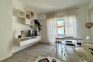 Appartamento familiare, 2 camere da letto (Le Conchiglie Di Grace) | Area soggiorno | TV a schermo piatto 32 pollici con canali satellitari