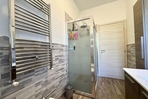 Familienapartment, 2 Schlafzimmer (Le Conchiglie Di Grace) | Badezimmer | Dusche, Haartrockner, Bidet, Handtücher