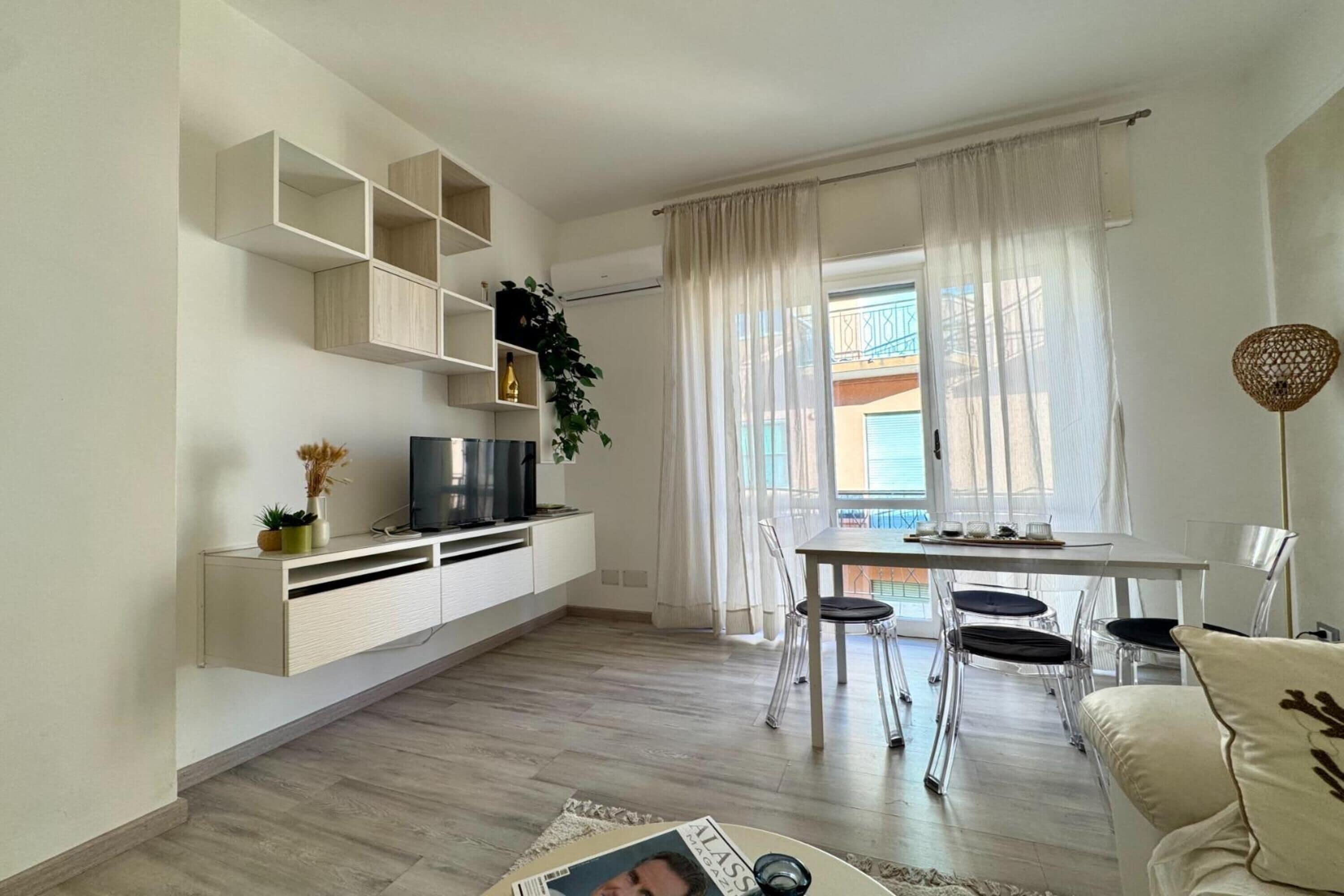 Familienapartment, Mehrere Schlafzimmer (Le Conchiglie Di Grace) | Wohnbereich | 32-Zoll-Fernseher mit Satellitenempfang
