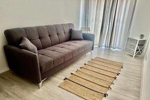 Family Apartment, Multiple Bedrooms (Le Conchiglie Di Grace) | Living area | 32-inch TV with satellite channels - Le Conchiglie Di Grace (Alassio)
