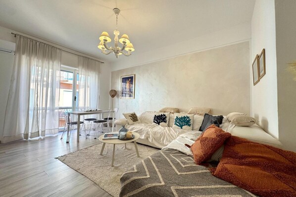 Familienapartment, 2 Schlafzimmer (Le Conchiglie Di Grace) | Wohnbereich | 32-Zoll-Flachbildfernseher mit Satellitenempfang