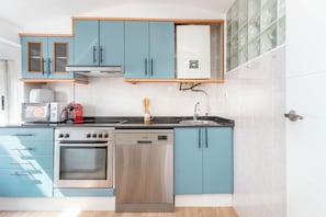 Refrigerador, microondas, horno, placa de cocina