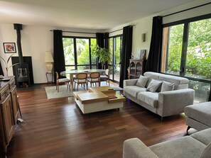 Fireplace - "La Clairière" for 4 with private pool, on the edge of the Versailles forest (Buc)