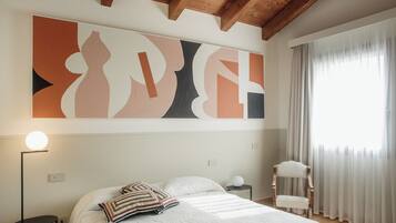 Deluxe Room | Free cribs/infant beds, free WiFi, bed sheets