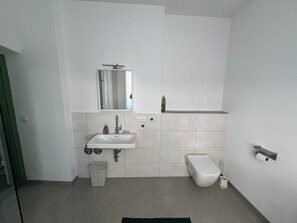 Dusche, Handtücher, Seife, Toilettenpapier