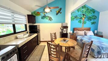 Réfrigérateur, micro-ondes, four, cafetière/bouilloire