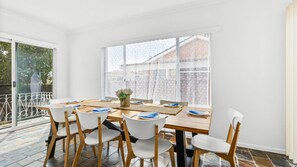 Dining - Loftus Spacious Getaway (Barrack Heights)