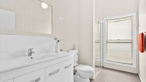 Shower, hair dryer - Loftus Spacious Getaway (Barrack Heights)