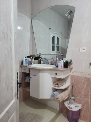 Shower, jetted bath, hair dryer, towels