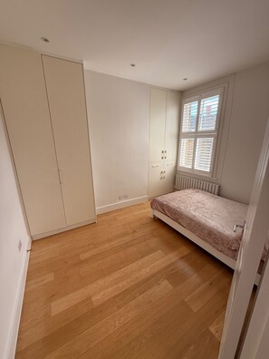 4 slaapkamers, een strijkplank/strijkijzer, gratis wifi, beddengoed