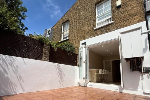 5 Bed House - Sleeps 8 - Pets - Parking - Wifi