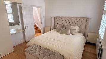 4 bedrooms, iron/ironing board, free WiFi, bed sheets