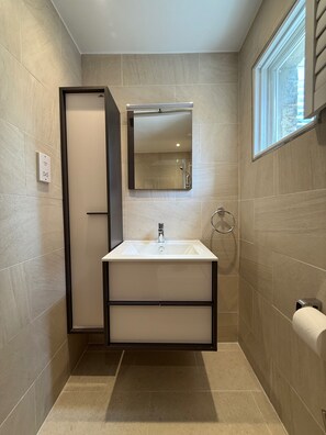 Een douche, een haardroger, handdoeken